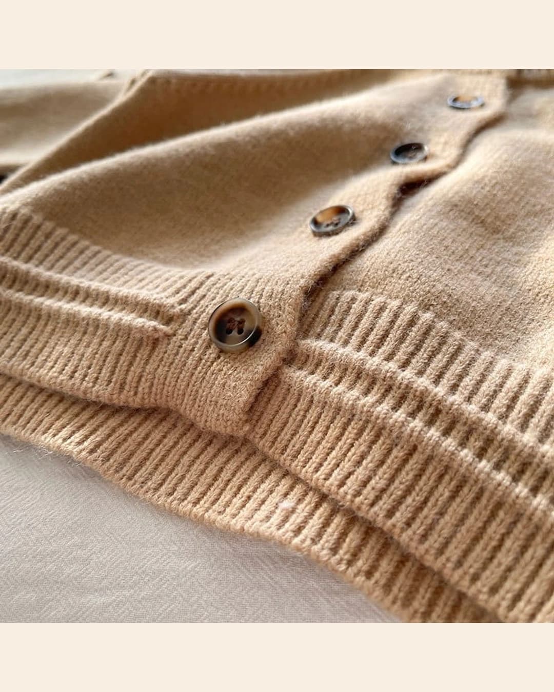 Ensemble 3 pièces garçon – cardigan camel, haut Happy et jean 2