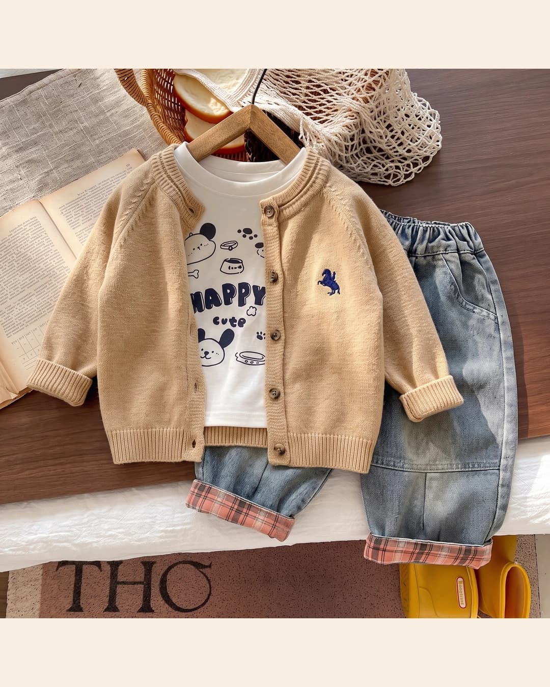 Ensemble 3 pièces garçon – cardigan camel, haut Happy et jean